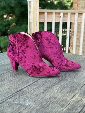 Vince Camuto Evanata Burgundy Velvet Ankle Booties Size 7